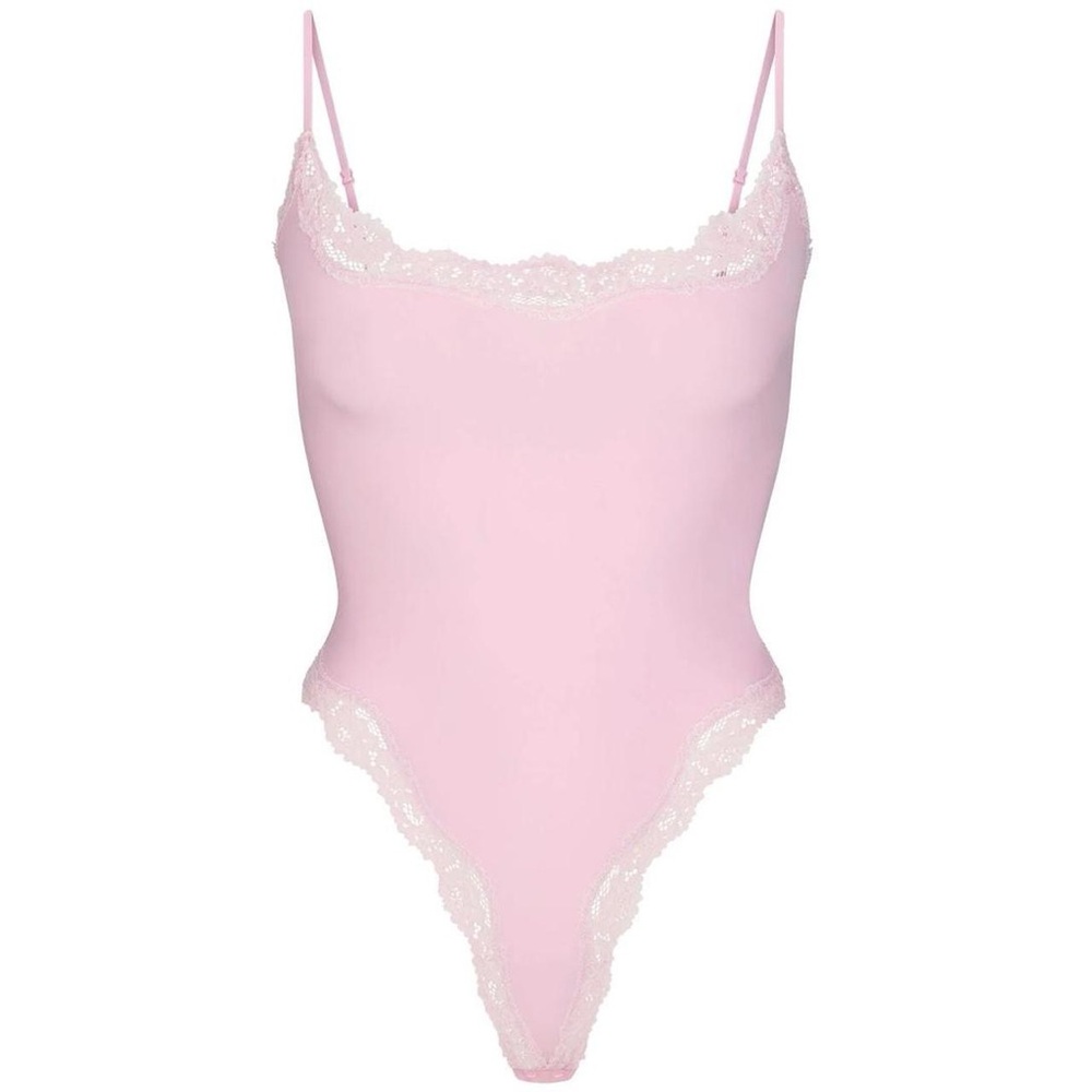 NWT Skims fits everybody lace cami bodysuit in the color cherry blossom- large